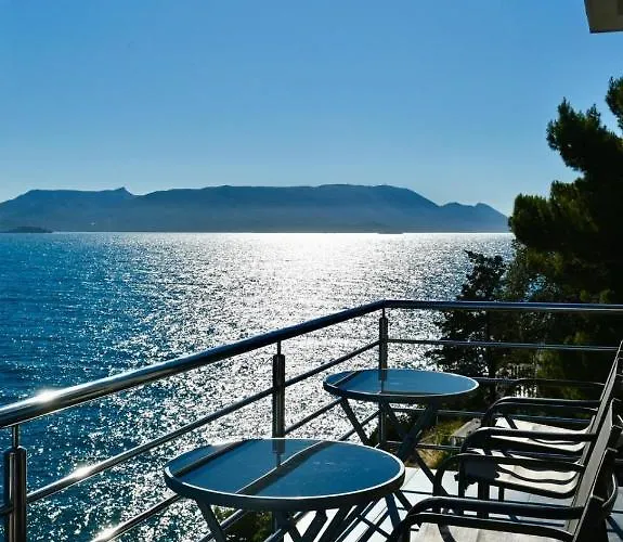 First Row * كومارنا