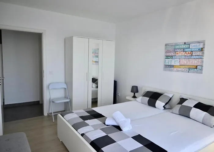 First Row كومارنا