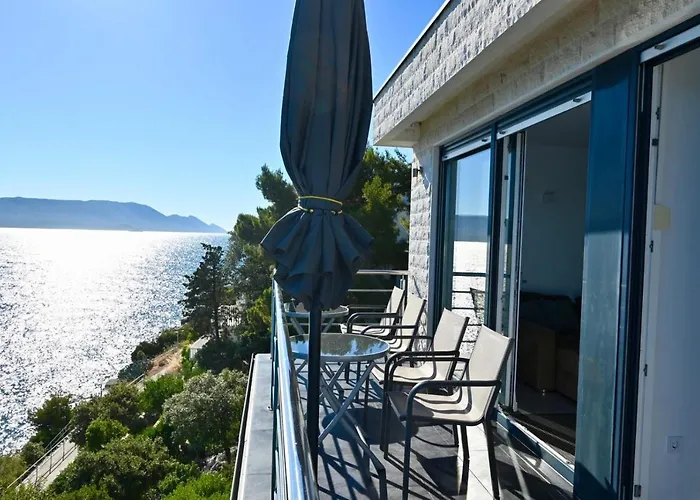 First Row شقة كومارنا