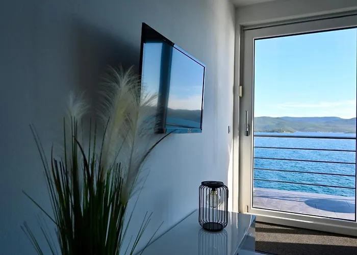 First Row * كومارنا