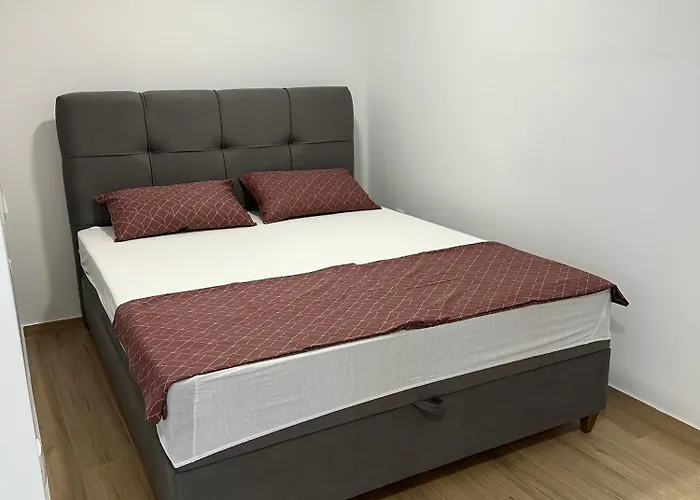 First Row شقة كومارنا