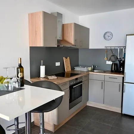 First Row Apartman *