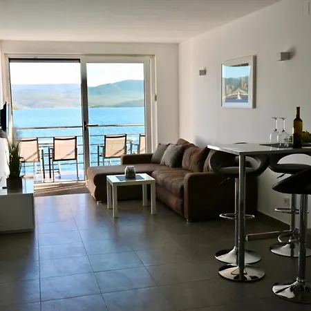 First Row * 코마르나