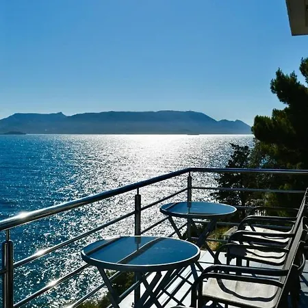 First Row * 코마르나