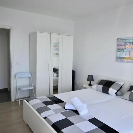 First Row 코마르나