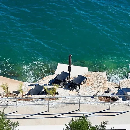 First Row Apartman Komarna