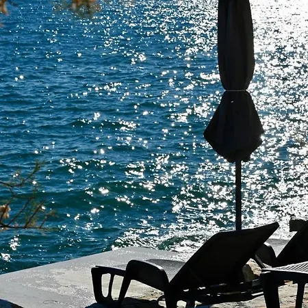 Διαμέρισμα First Row