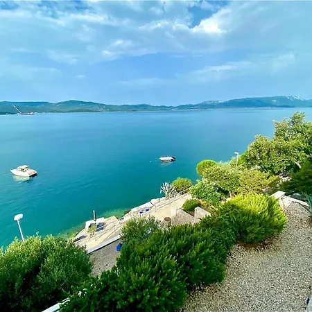 First Row Apartman Komarna