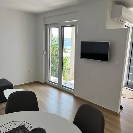 First Row Apartman Komarna