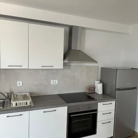 First Row 코마르나