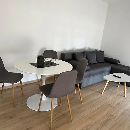 First Row 아파트 코마르나