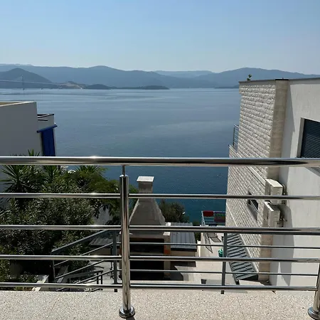 Apartman First Row Komarna