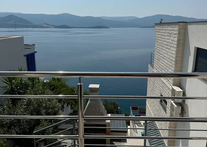 Lejlighed First Row Komarna